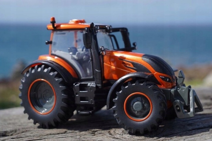 BRITAINS 43273 трактор VALTRA T254 помаранчевий 1:32 — фото 2