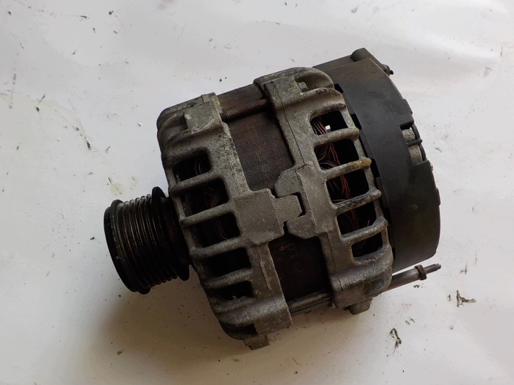 VOLKSWAGEN SHARAN II 2.0 TDI d’origine alternateur 0125811027 03L903024F