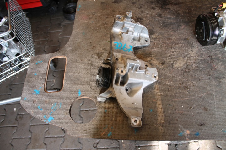 3267. support alternator PEUGEOT 9833032280