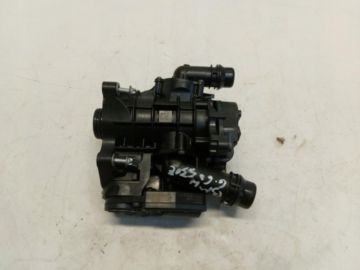 BMW 5 G60 530E x-drive thermostat housing 9896578
