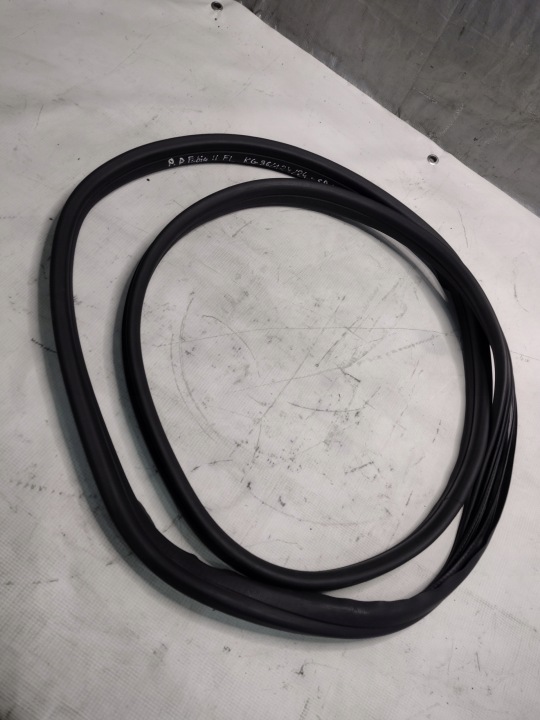 tesnenie dvere pravý predok Skoda Fabia II lift HB 5J0867365D