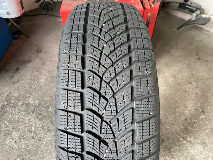 gomma 225/60R18 104H Goodyear UltraGrip Performance + come nuovo 8,5mm