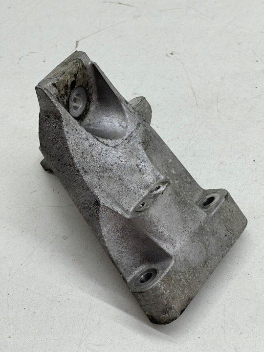 AUDI Q7 4L 4.2 TDI support holder of the engine