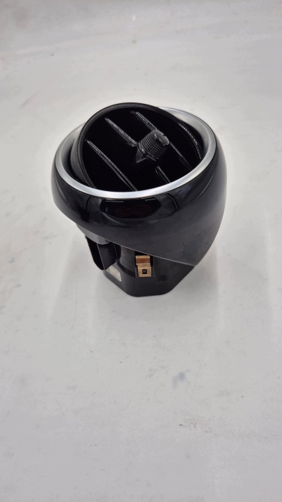 BOCCHETTA ARIA ANTERIORE sinistra MERCEDES W205 A2058303604
