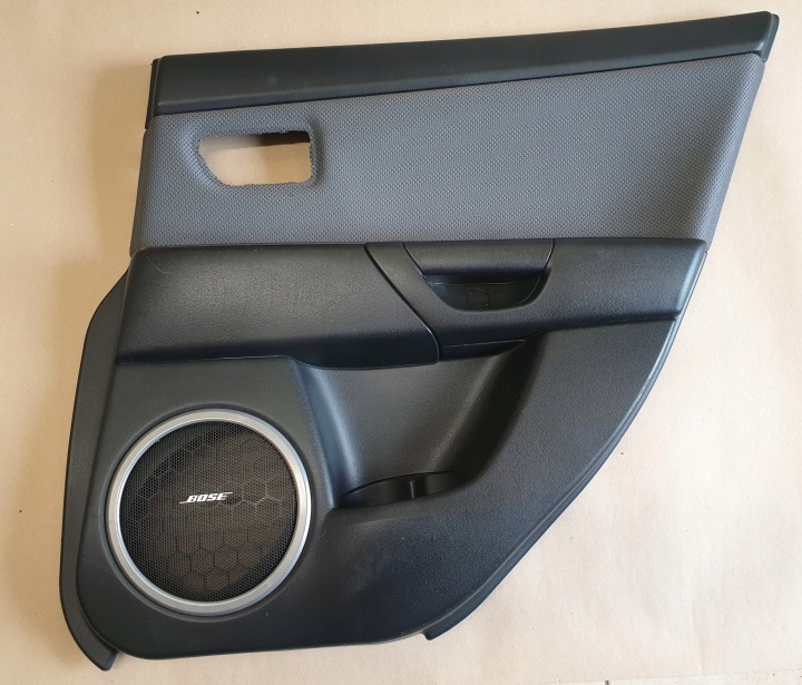bok tapacír dveře pravý záď MAZDA 3 BK 2007r.
