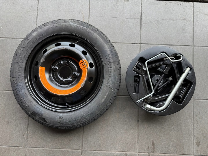 FIAT 500 koleso dojazdové dojazdovka rezerva navijak radiaca páka zostava S135/80R14