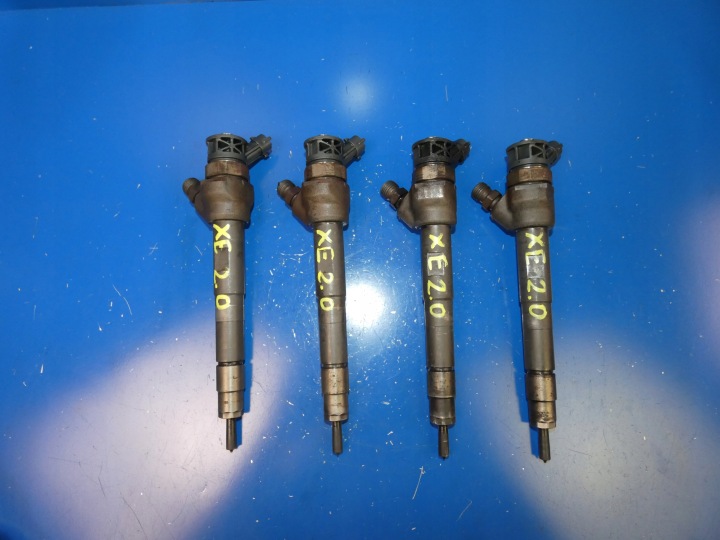 JAGUAR XE X760 XF X260 F-PACE 2.0 D injector of the fuel nozzles nozzle
