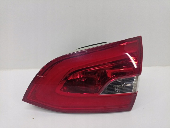 Licht hinten für die Heckklappe rechts Seite Peugeot 308 2 2015 9678094880