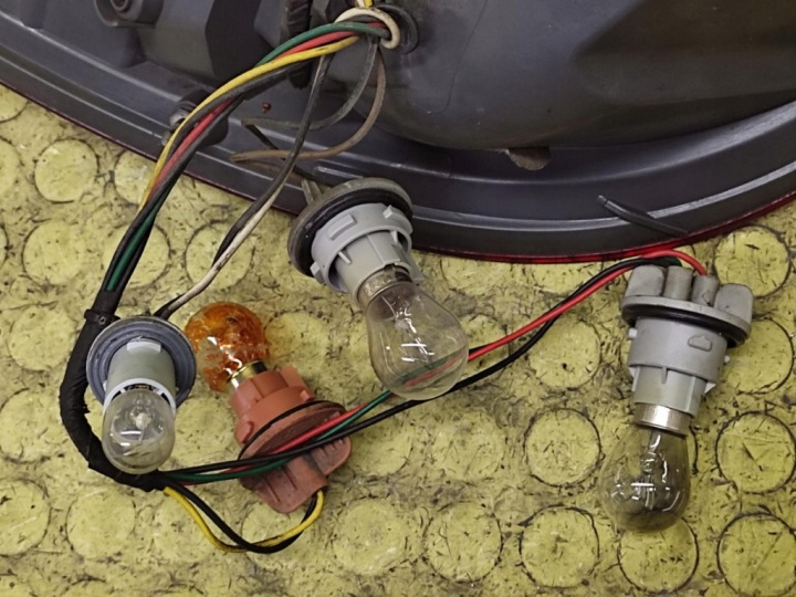 HYUNDAI I30 LAMPA ÕIGUS TAGASI 924022R0 7