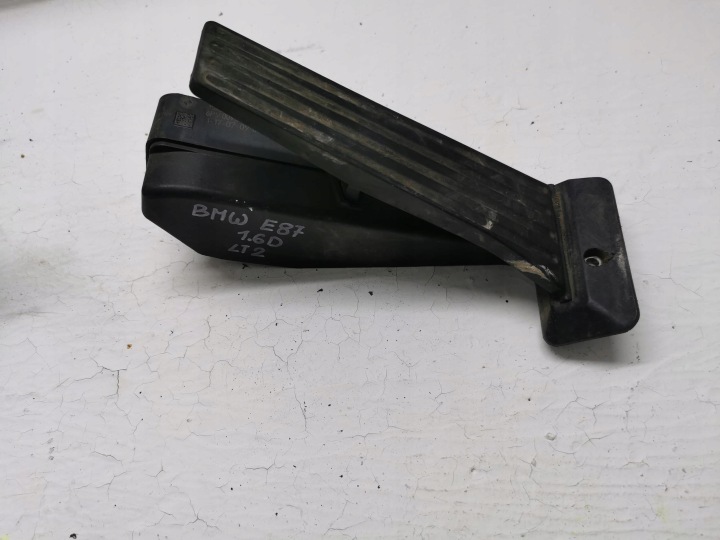 Potentiomètre Du gaz/du liquide BMW SERIA 1 E87 6786589 04-13