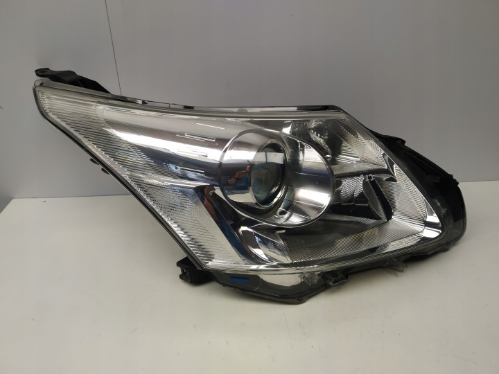 2009-2011r Toyota Avensis T27 reflektor light front right lens