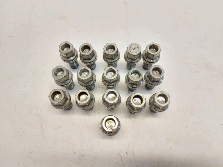 VW ID4 11A , 2024r SUV 5D screws wheels discs 16szt