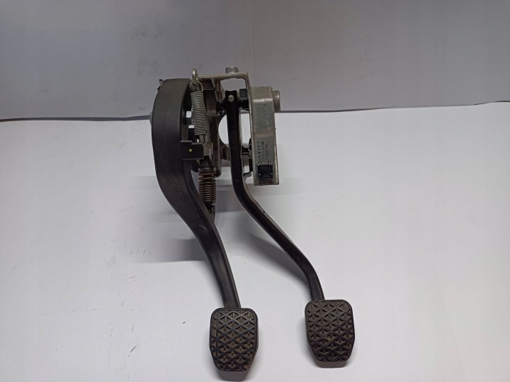 pedale spojky a brzdy BMW 3 E90 E91 678711