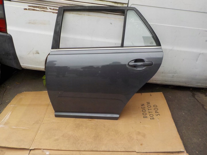 dveře levý záď toyota avensis T25 kombi 2005r