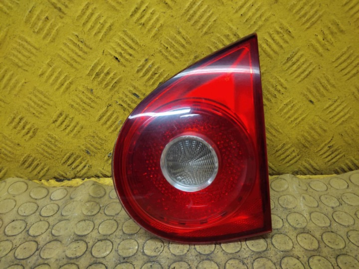 VW GOLF V licht rechts heck für die heckklappe 1K6945094G