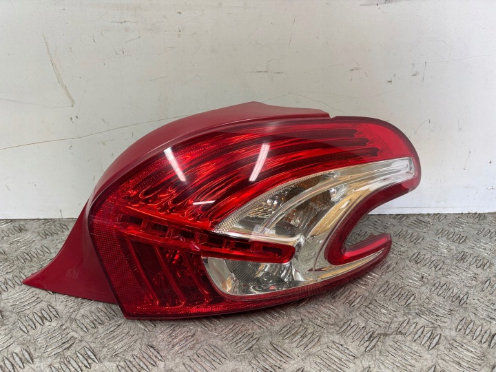 Licht heck hinten rechts PEUGEOT 208 und 9672628380