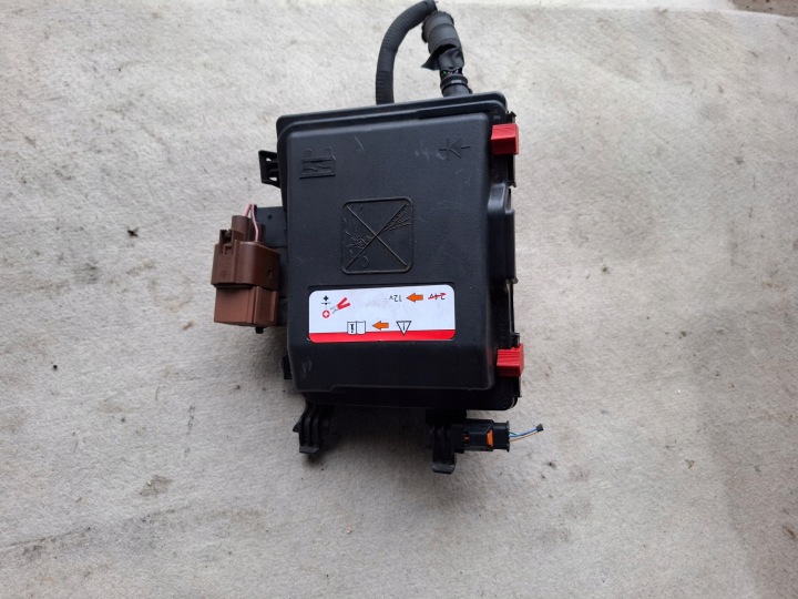 PEUGEOT 3008 II 18R Skrinka poistiek modul BSM 9813136780