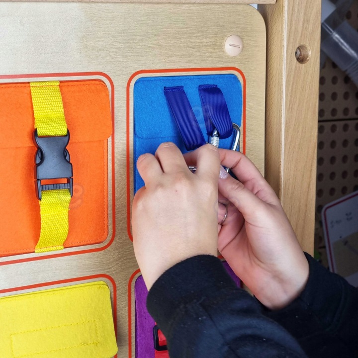 DREWNIANA TABLICA MANIPULACYJNA MONTESSORI MASTERKIDZ KIESZONKI I KLAMRY Bohater Inny