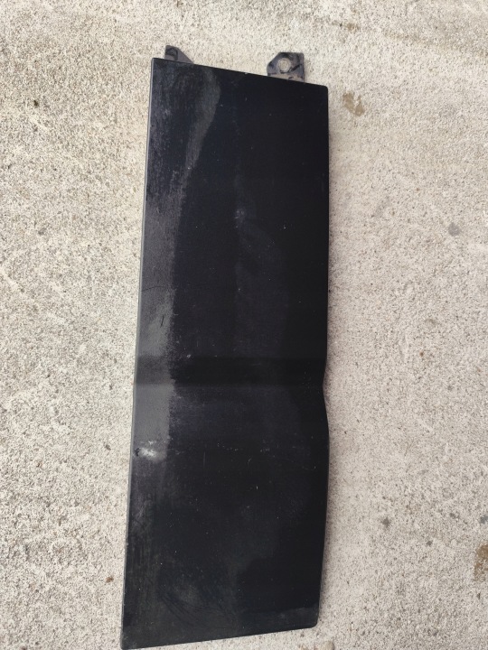 Klapka Blende Abdeckung unter wlewem des Kraftstoffsbehälters Blech VW T5 T5 lift schwarze
