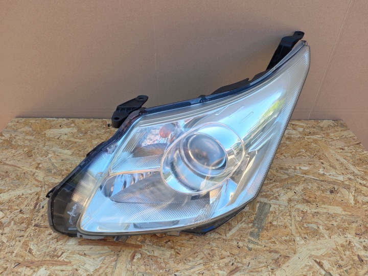 Toyota Avensis III t27 light left front left front xenon ksenon Eu 08-11