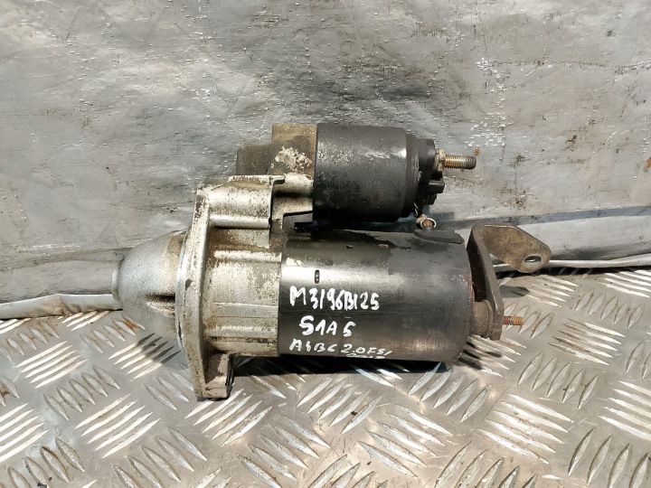 starter of the engine AUDI A4 B6 2.0 FSI 06B911023 0001107073