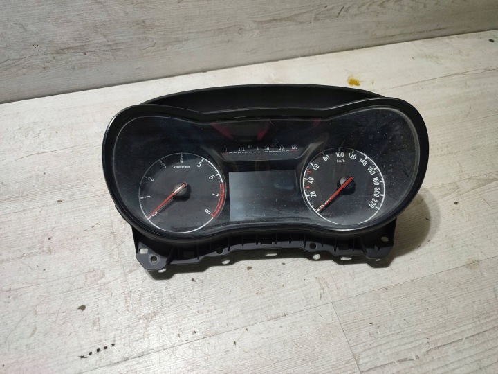Opel Corsa E 2018 Instruments tachymètre compte tours Horloge montre tableau bord