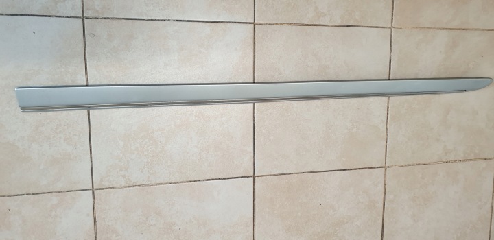 moulding door left front MERCEDES R W251 SREBRNA CHROM OE
