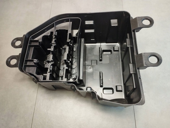 Mercedes-Benz GLE W166 poklopač osigurača A1665400024
