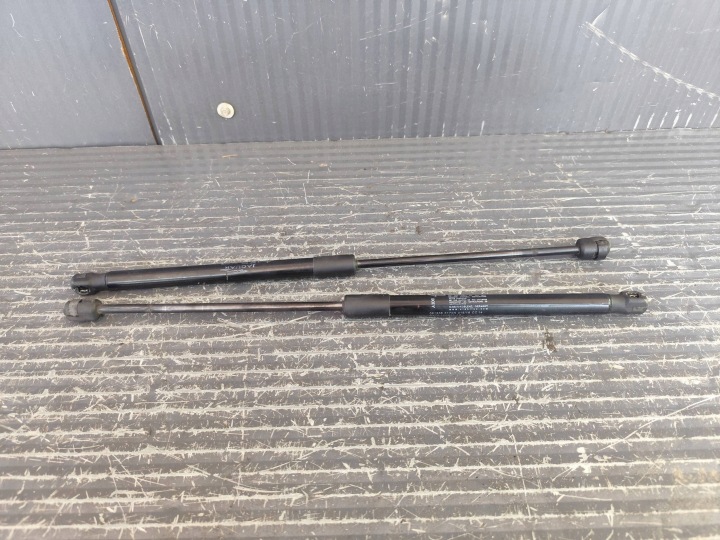 JAGUAR XE 760 Dämpfer SILOWNIKI der Kühlergrill KOMPLET GX7316C826AB