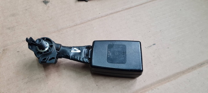 Q5 8R LIFT SQ5 KLAMRA ZAPINKA SRODKOWEGO stěny záď 8R0857753E