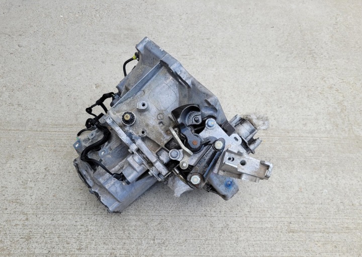 gearbox 6 of the gear MANUAL 9811243810 PEUGEOT 3008 II 1.2 THP