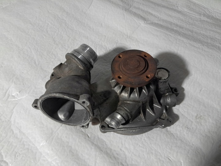 BMW 5 E60 E61 V8 Wasserpumpe 7531859