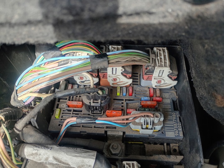Skrinka poistiek Citroen C4 Picasso FL 10-15 OE 9675877980