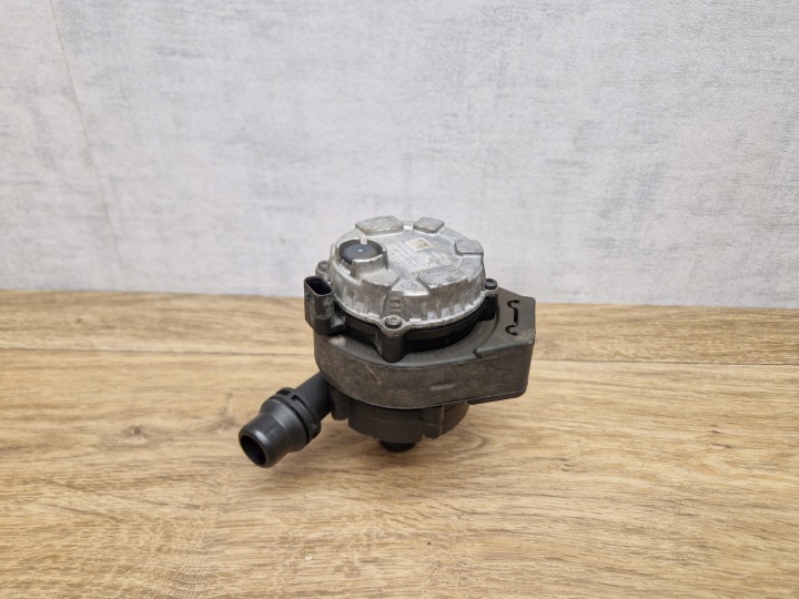 BMW F30 330e LCI zusätzliche Pumpe des Gasses CHLODNICZEGO des Wassers 8638239