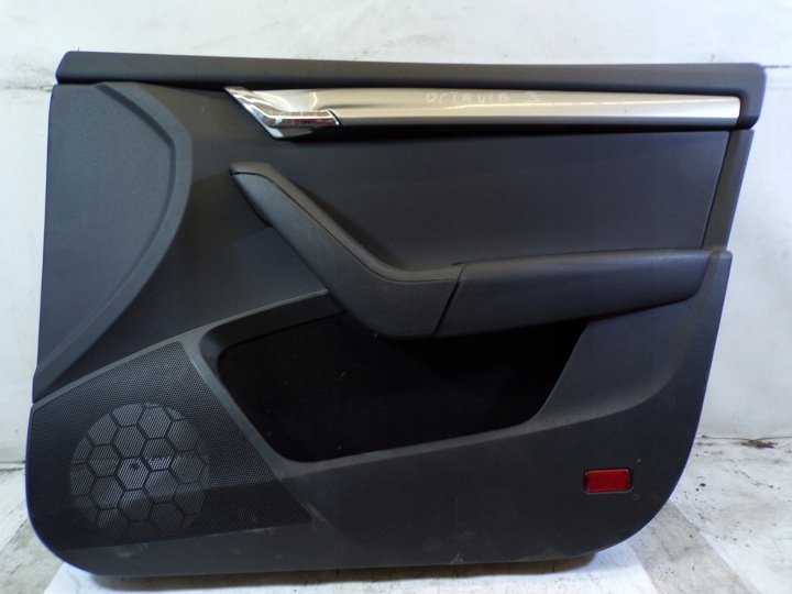 Bok pravý dvere PRAWYCH PRZEDNICH SKODA OCTAVIA 3 III (K2)