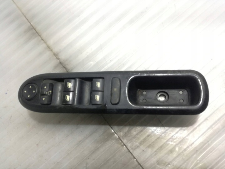 Peugeot 407 2005 1997cm3 Panel window control switch 96468704XT
