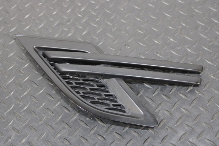 spoiler grid of a fender left RANGE ROVER SPORT II 2 L494 DK62-280B11-AC