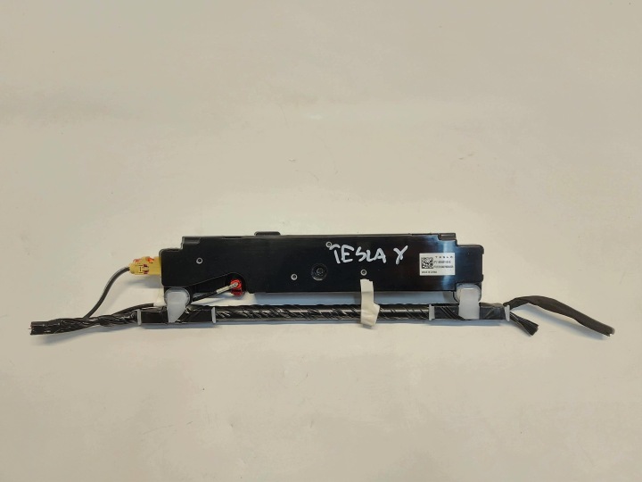 TESLA MODEL Y 2024r WZMAZNIACZ anténa 1585601-00-E