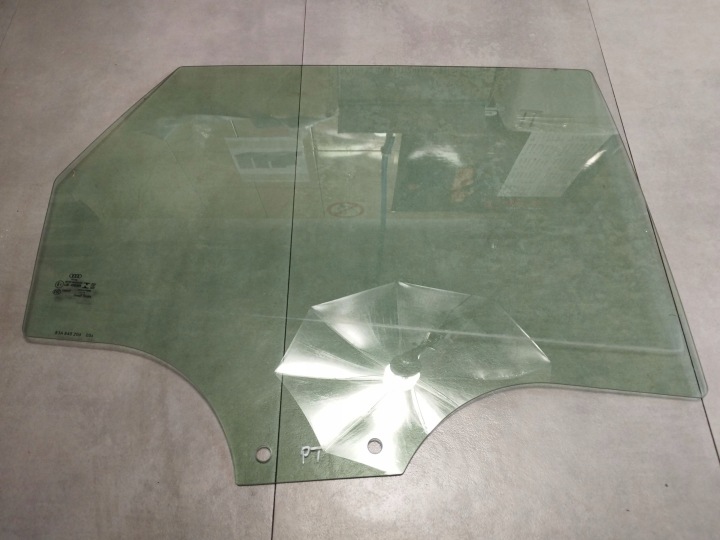 Audi Q3 F3 83A OKNO dvere pravá zadok 83A845206