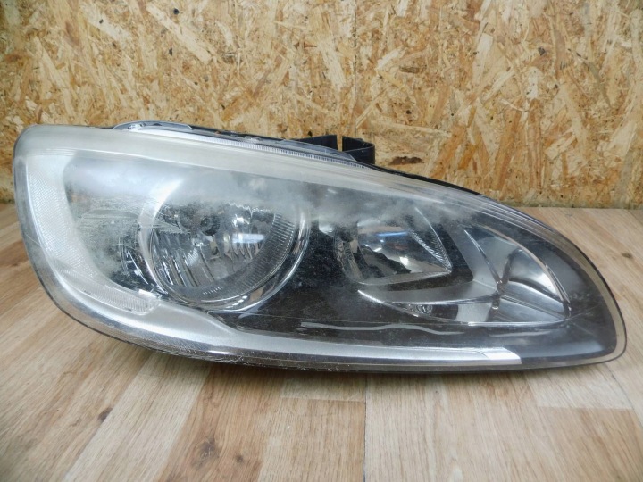 Volvo S60 V60 2014+ LIFT light right front front 31420116