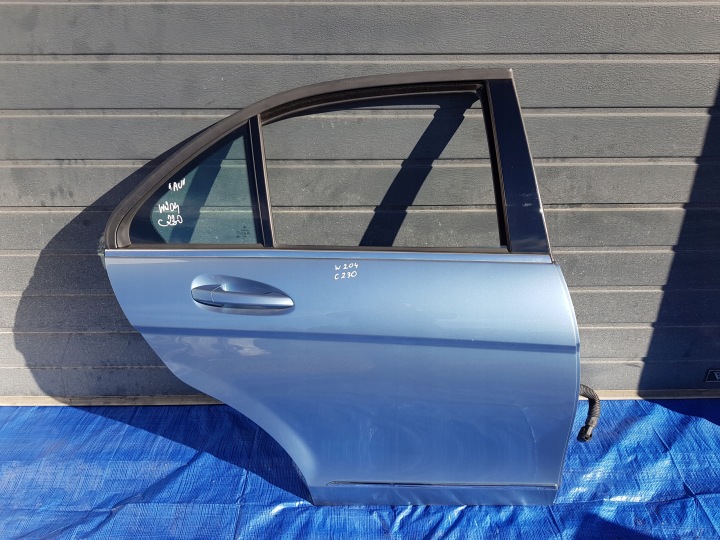 dveře pravý záď MERCEDES W204 SEDAN C230 230