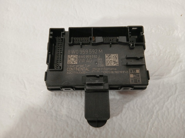 AUDI A4 B9 LIFT upravljačka kompjuter računalo vrata desni prednji dio 8W0959592M