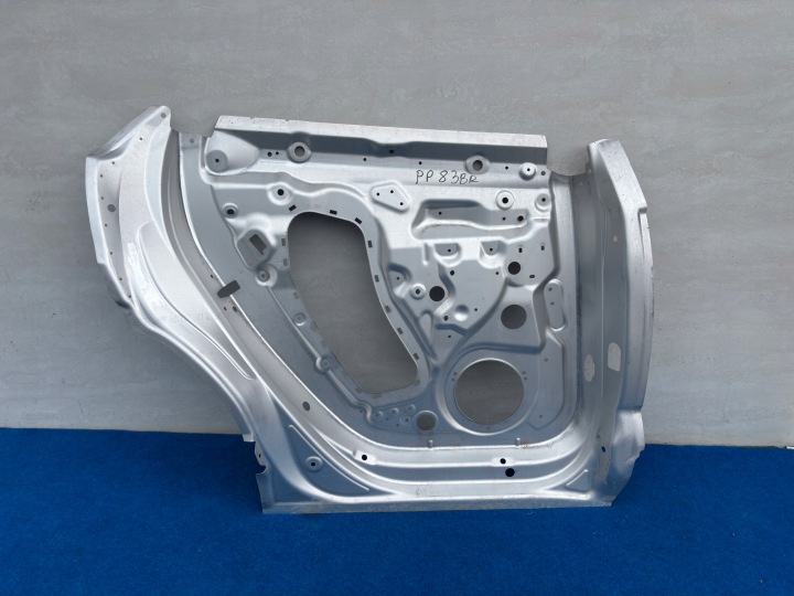 LAMBORGHINI URUS Traversa PORTA Portiera Destra posteriore Supporto SZKIELET PP83BR