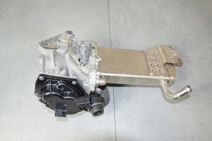 VW AMAROK 2.0 TDI EGR valve 03L131512DM