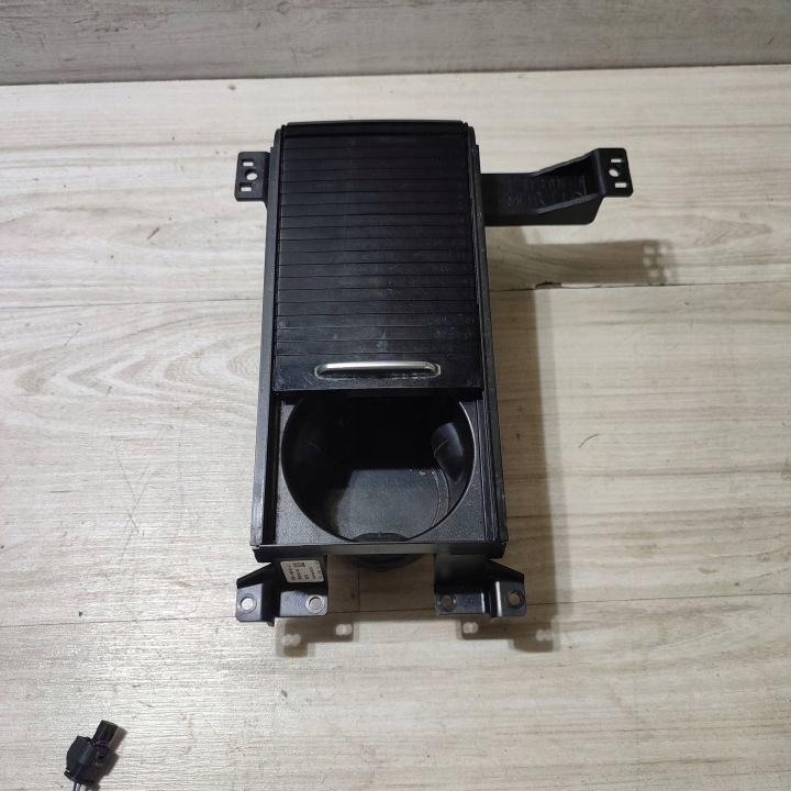 maniglia per kubek w consolle medio Jaguar F-Pace GX63F048196AA