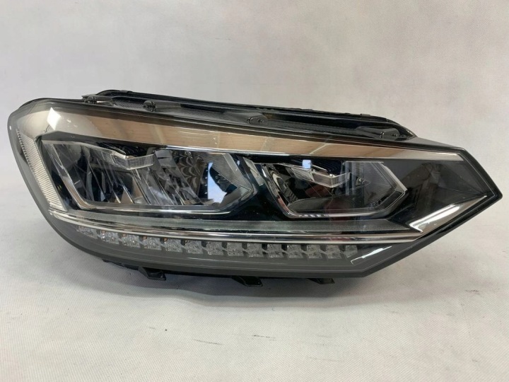 Volkswagen Touran 15r Reflektor desni far desna 2015 VW 5TB941036B 01.25