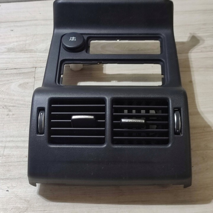 grid air conditioning devices consoles of the central Jaguar F-Pace