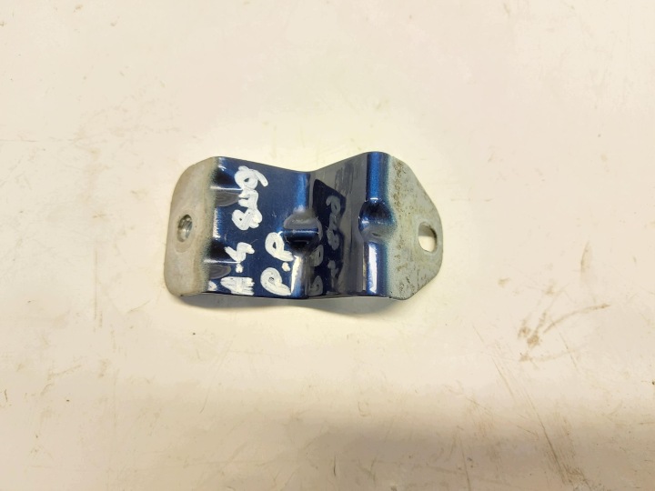 Audi A4 B9 8W LIFT Kombi 8W9 UCCHWYT Halter des Kotflügels 8W0821471