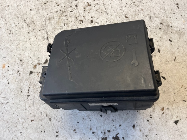 OPEL CORSA E Szkerény PUSZKA csomag biztosítékszekrény BSI 13451890AA XT 1.4