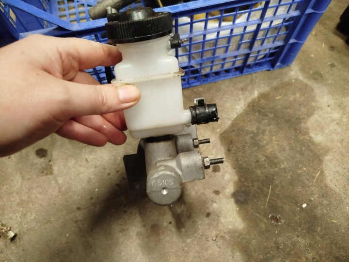 Suzuki Forenza brake fluid tank 6